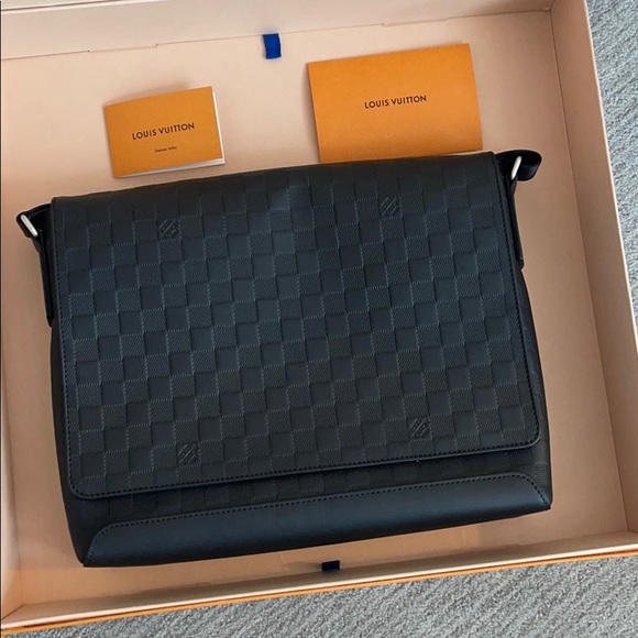 Louis Vuitton District MM Damier Infini Leather - Picture 4 of 12